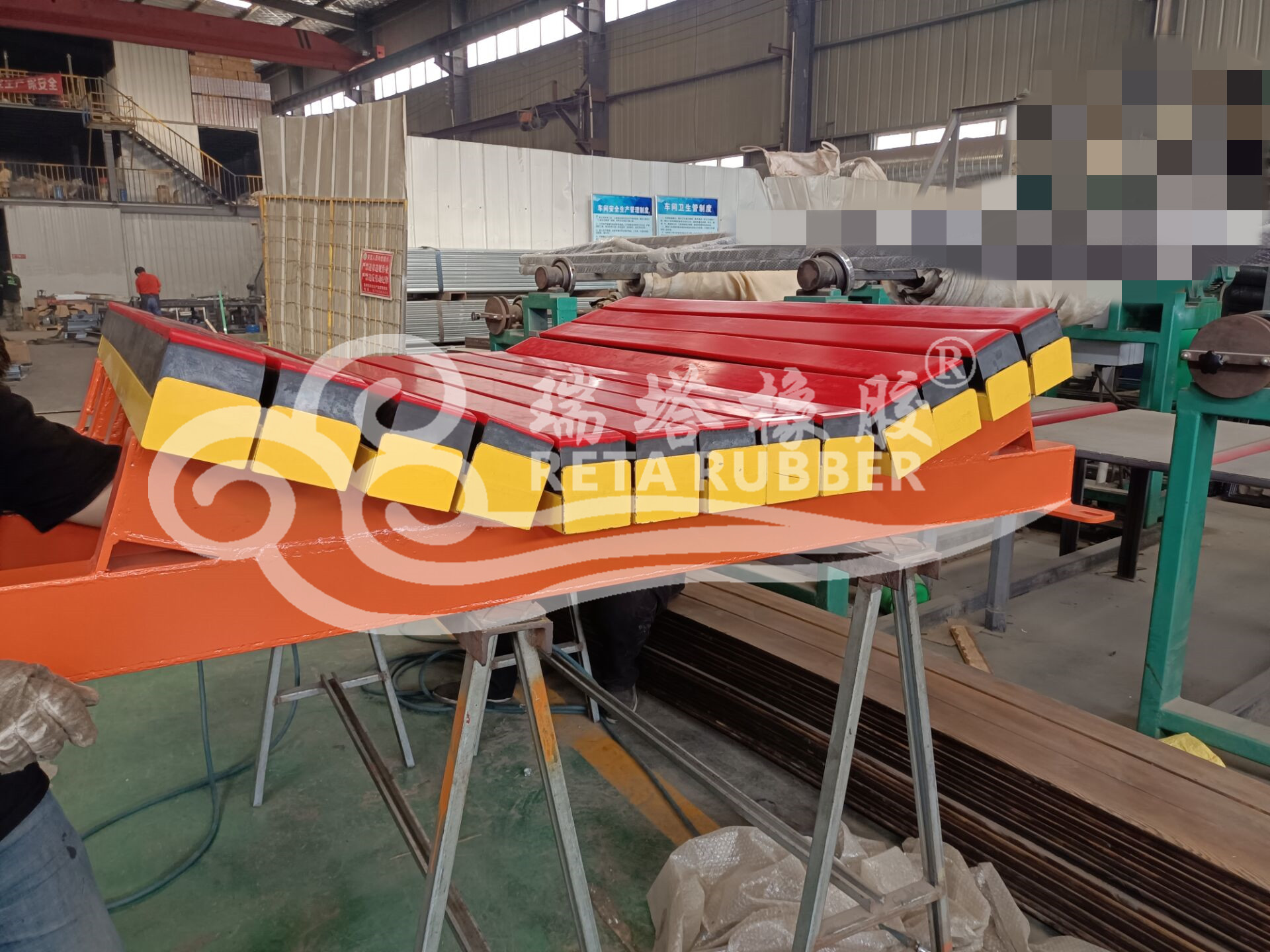 客戶(hù)定購(gòu)輸送機(jī)落料點(diǎn)耐磨緩沖床發(fā)貨  