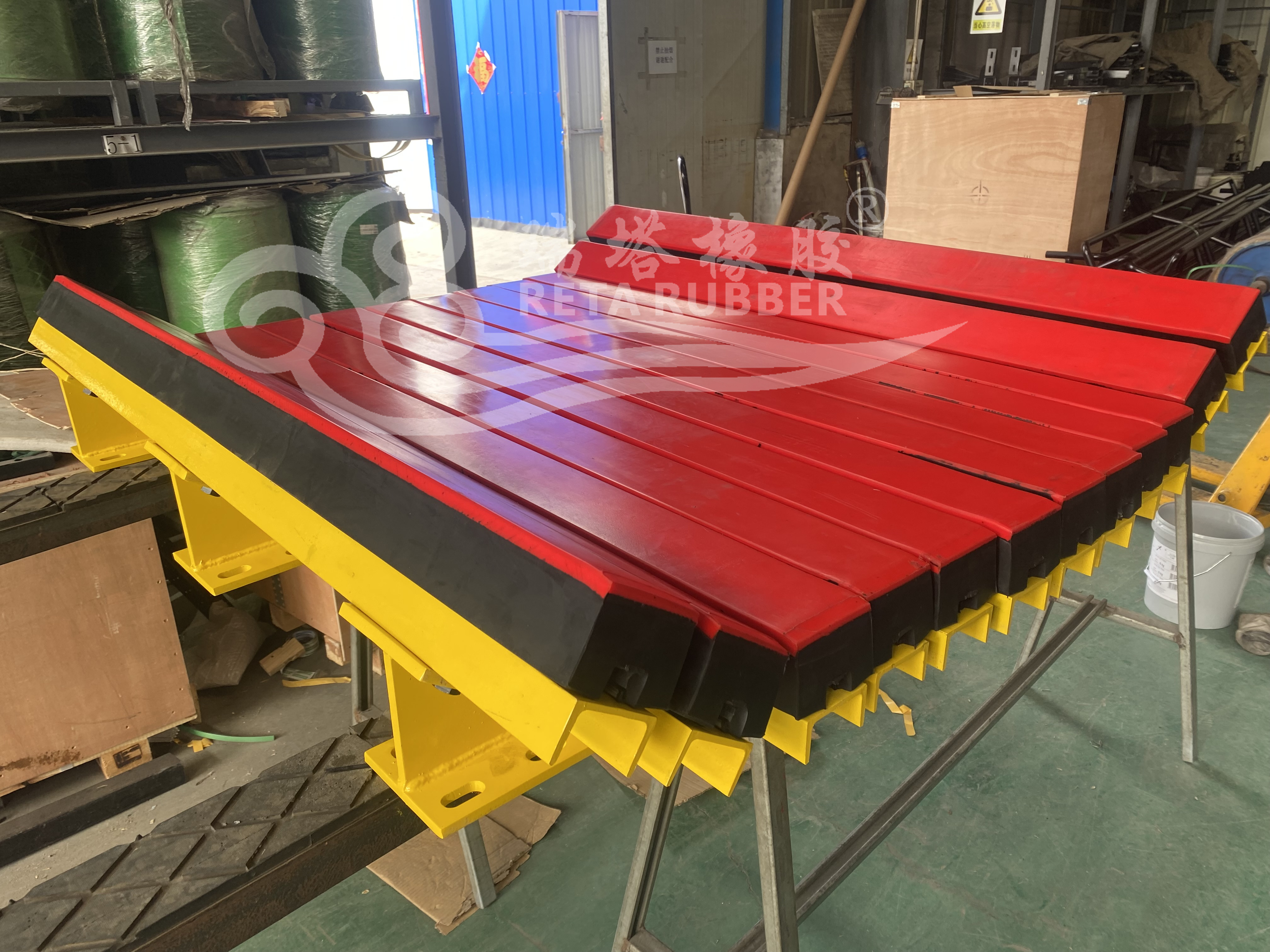 瑞塔橡膠輸送機(jī)落料點(diǎn)緩沖床發(fā)貨